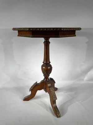 une petite table en bois sur laquelle est posé un oiseau