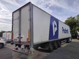 un camion semi-remorque garé dans un parking