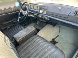 une voiture noire équipée de sièges et d'un tableau de bord en cuir