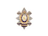 gros plan d'un badge sur fond blanc
