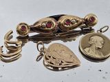une broche en or sur laquelle est fixée une pièce de monnaie