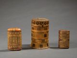 trois morceaux de bois sont posés sur une surface grise