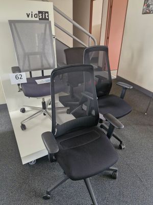 trois chaises de bureau placées les unes à côté des autres