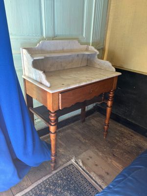 Console en bois tourné et marbre blanc, avec tiroir et étagè…