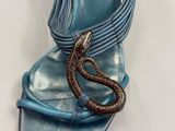 une chaussure bleue sur laquelle est représenté un serpent