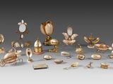 une image d'une collection d'objets anciens sur une surface grise