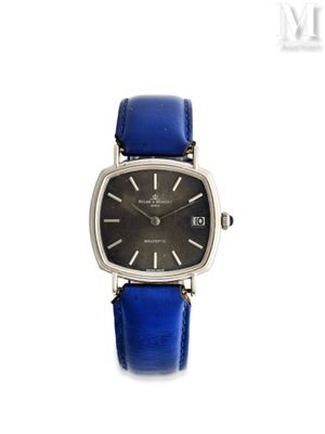 un gros plan d'une montre sur fond blanc, avec un bracelet bleu