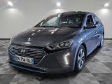 la voiture grise est garée sur un sol en damier dans le garage