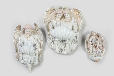 trois figurines d'anges exposées sur le mur