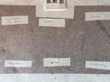 une photo d'une feuille de papier collée au mur