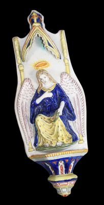 une décoration bleue et blanche sur laquelle est représenté un ange