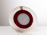 une plaque de verre sur laquelle figure un anneau rouge