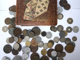 beaucoup de pièces et un porte-cartes sur la table