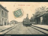 une vieille photo d'un train qui arrive sur les rails