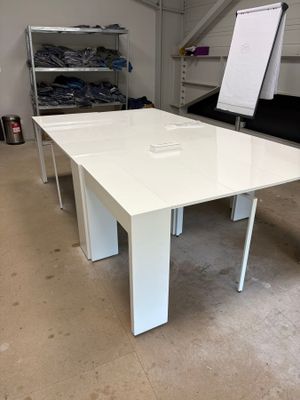 une table blanche au milieu d'une pièce