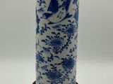 vase en porcelaine bleue et blanche sur socle, orné d'oiseaux et de fleurs