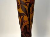 un vase orné d'un motif floral sur fond blanc