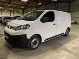 la photo d'une camionnette blanche garée dans un garage