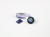 un gros plan sur deux saphirs bleus posés sur une surface blanche