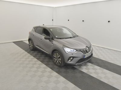 la voiture grise est garée dans le garage sur le sol en damier