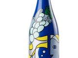 une bouteille de vin blanc et bleu posée sur une table