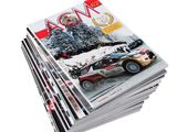 plusieurs magazines empilés les uns sur les autres sur une surface blanche
