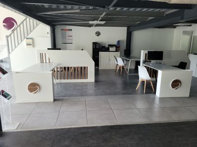 une photo d'une cuisine et d'un coin repas aménagés dans un garage