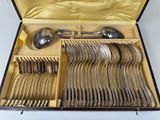 une boîte contenant tout un tas de cuillères en argent