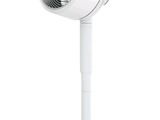 un ventilateur blanc posé sur un socle blanc