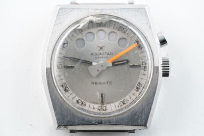 une montre posée sur une surface blanche