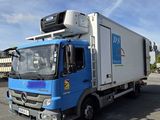un camion bleu garé dans un parking