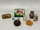 un grand nombre d'objets en verre posés sur une table