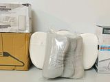 un paquet de papier toilette, une paire de chaussures et une paire de chaussettes