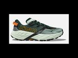 un gros plan d'une paire de chaussures de course sur fond blanc