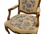 une vieille chaise ornée d'un motif floral bleu et blanc