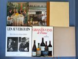une photo montrant plusieurs bouteilles de vin accrochées à un mur