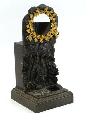 une image représentant une statue d'un homme avec une couronne sur la tête