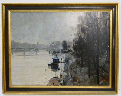 peinture d'une scène de rivière avec des bateaux et un pont au loin