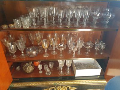 une armoire sur laquelle sont posés de nombreux verres