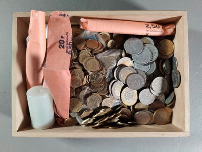 une boîte en bois remplie de pièces de monnaie et une bouteille d'eau