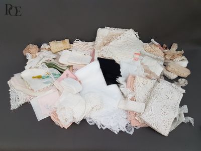 un tas de lacets de toutes sortes posés sur une table