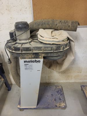 une machine posée sur une table dans une pièce