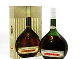 une image représentant une bouteille de brandy posée à côté d'une boîte