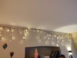 une chambre avec un lit, une bibliothèque et des appliques murales