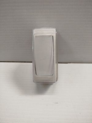 un gros plan d'un interrupteur blanc fixé au mur