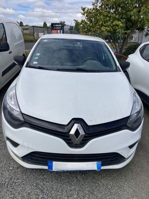 une voiture blanche garée dans un parking à côté d'autres voitures