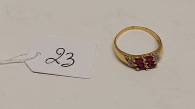 Gros plan sur une bague avec une étiquette de prix.
