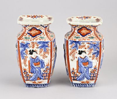 une paire de vases asiatiques ornés de figures asiatiques sur fond gris