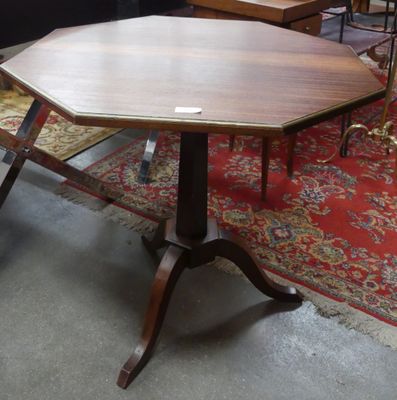 une table avec un plateau en bois posée sur un tapis dans une pièce