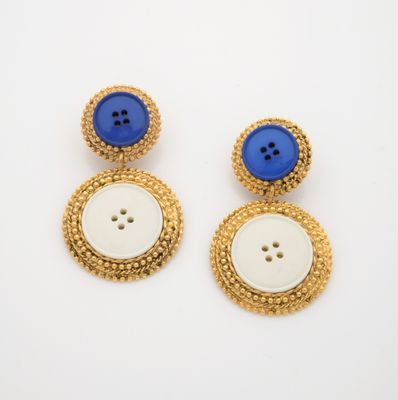 two pairs of blue and white buttons on a gold plated earring
